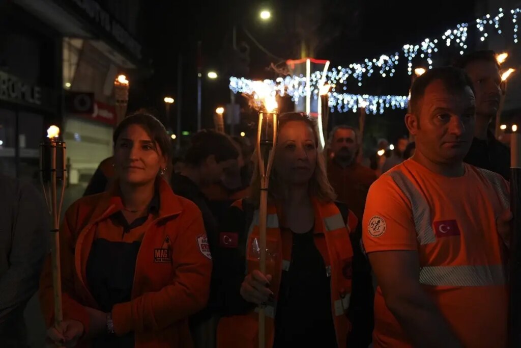 26 yildir dinmeyen aci marmara depreminin yil donumunde hayatini kaybedenler anildi DEfCp6ul