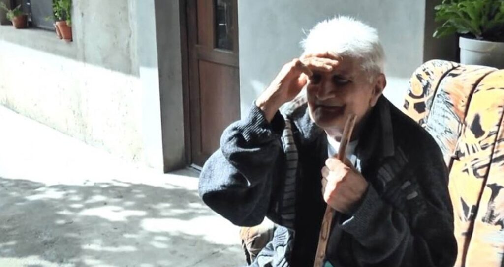 30 yil kayboldu ayni kiyafetlerle evine dondu onu getirenler hizla uzaklasti OL3QUaqA