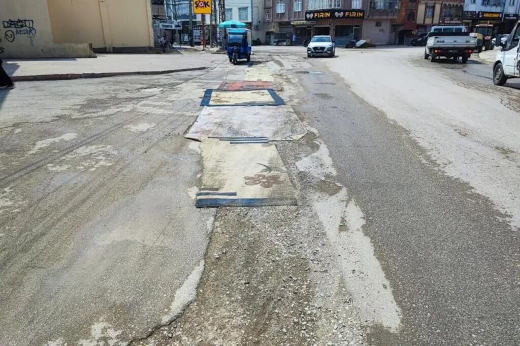 belediyenin yapmadigi yola esnaftan ilginc cozum MjGlTitn