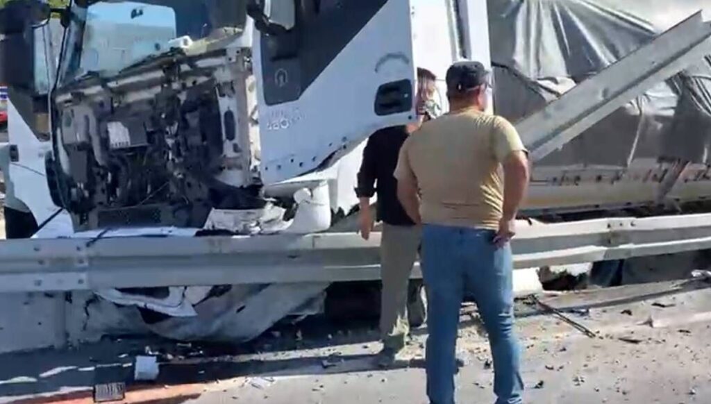 denizlide faciadan donuldu kontrolden cikan tir refuje carpti F9BrBIW6