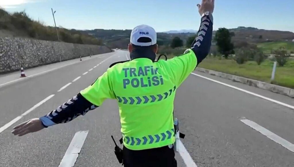 karayollarinda hiz sinirlari ve levhalara standart geliyor resmi gazetede yayimlandi NRab7V3l