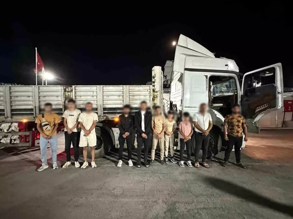 konyada 15 milyon tllik kacak elektronik sigara ve duzensiz gocmenler ele gecirildi bn5J9n3v