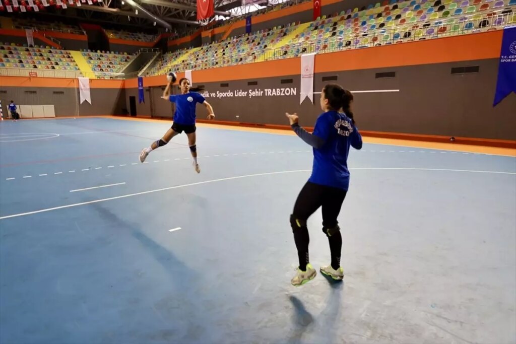 kubra akcayoglu hentbolda basari ve engellilere destek uw95W2bd