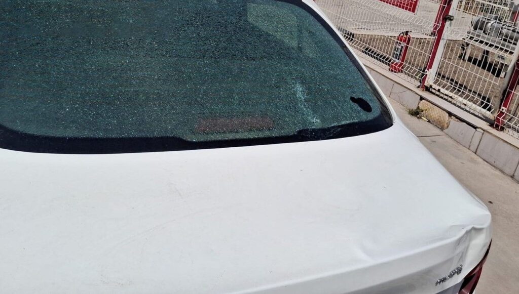 siddetli ruzgar catidan ucurdu arabanin camini patlatti 2334hKvh