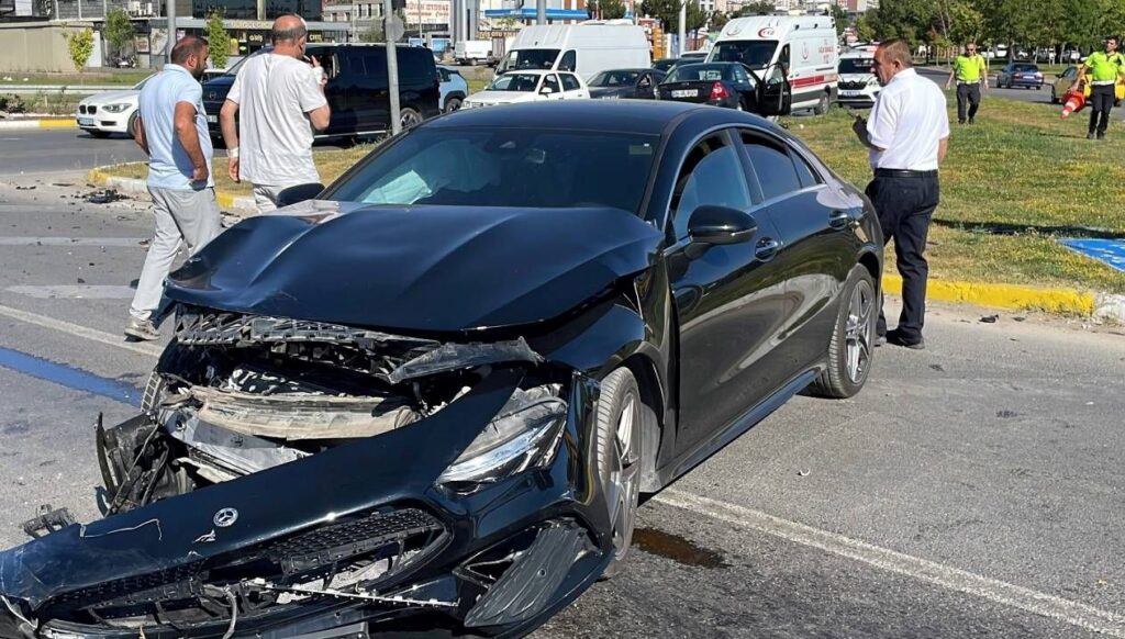 sivasta dikkatsiz suruculer kazaya neden oldu uc yarali PdxRmGeL