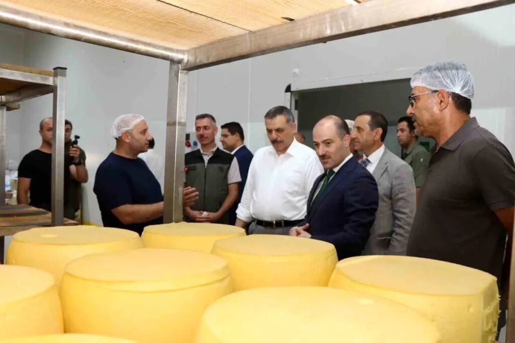vali ciftci oltudaki sut urunleri fabrikasini ziyaret etti tFbRRRP1