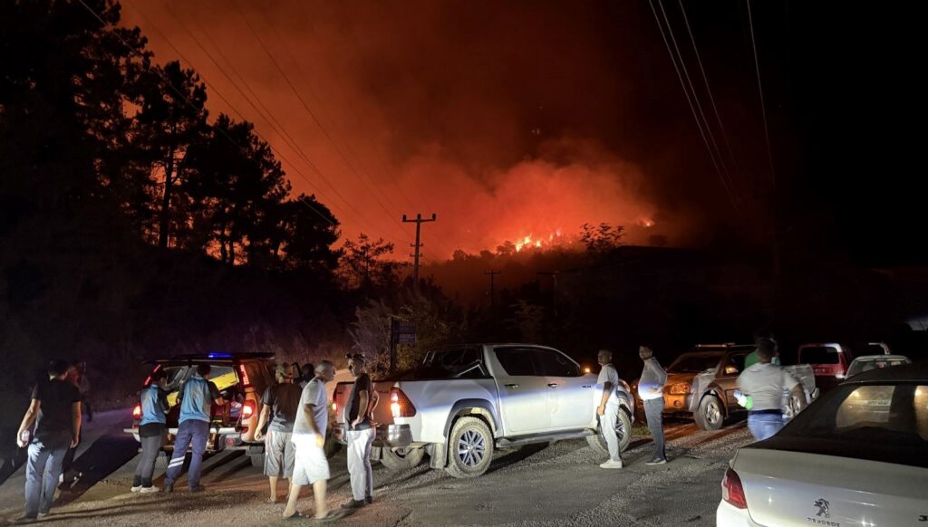 antalya alanyada orman yangini cok sayida ekip sevk edildi tSwYIzCk