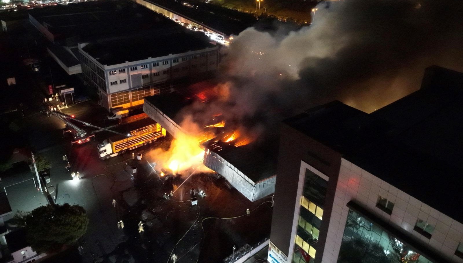 basaksehirde sanayi sitesinde yangin gRsMlJQA