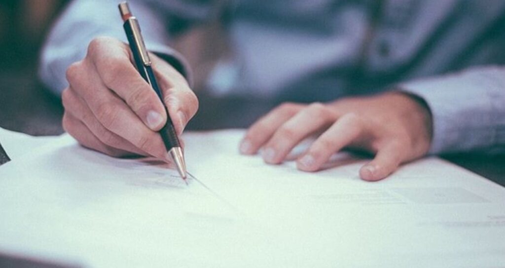 dev sirkette bir anda yoneticiler istifa etmeye basladi VSCJWVBy