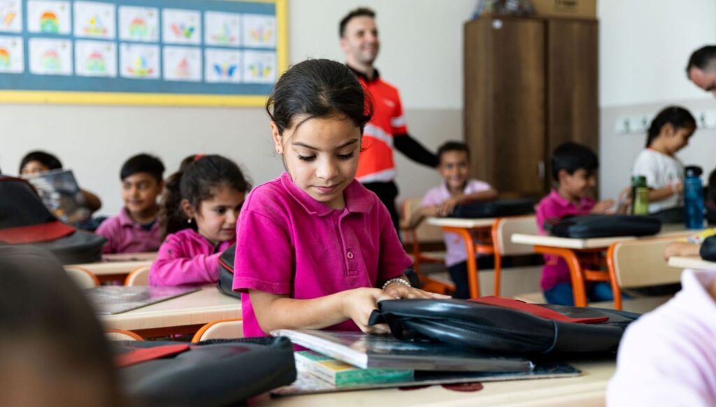 thynin ucak koltuklari okul cantasina donustu depremzede cocuklarahediye edildi 3zXA9Crg