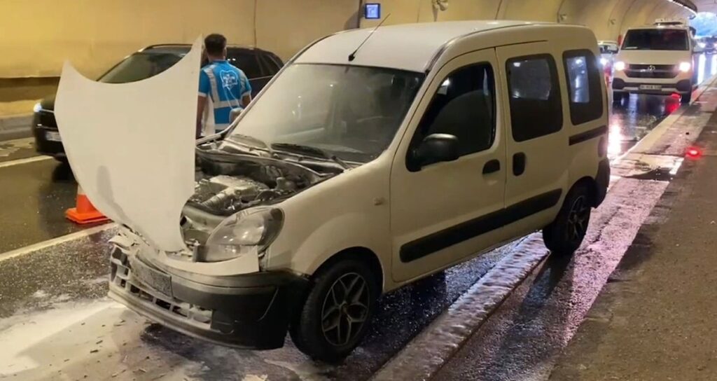 uskudarda zincirleme kaza bir otomobil yandi 9CI57qwO