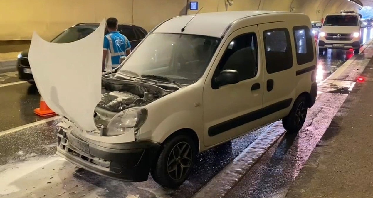 uskudarda zincirleme kaza bir otomobil yandi 9CI57qwO