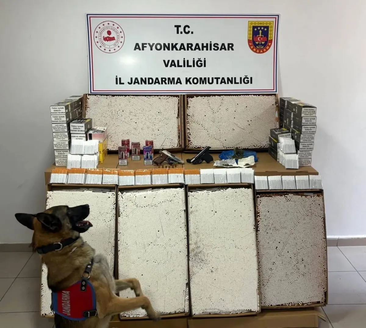 afyonkarahisarda uyusturucu ve silah baskini iuhr1JWN.jpg