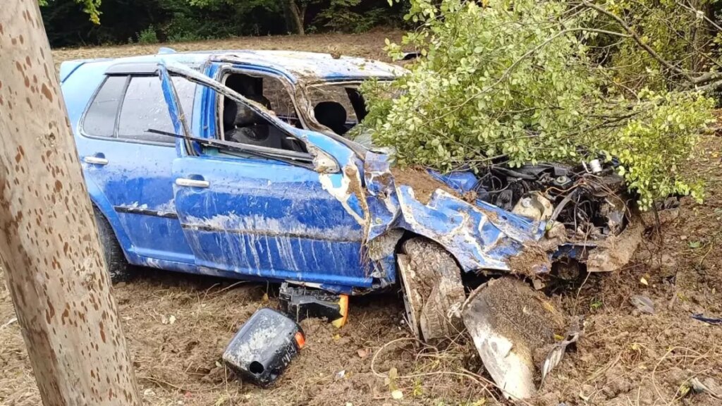 boluda yagmur sonrasi kontrolden cikan otomobil tarlaya uctu p3iNhQBq.jpg