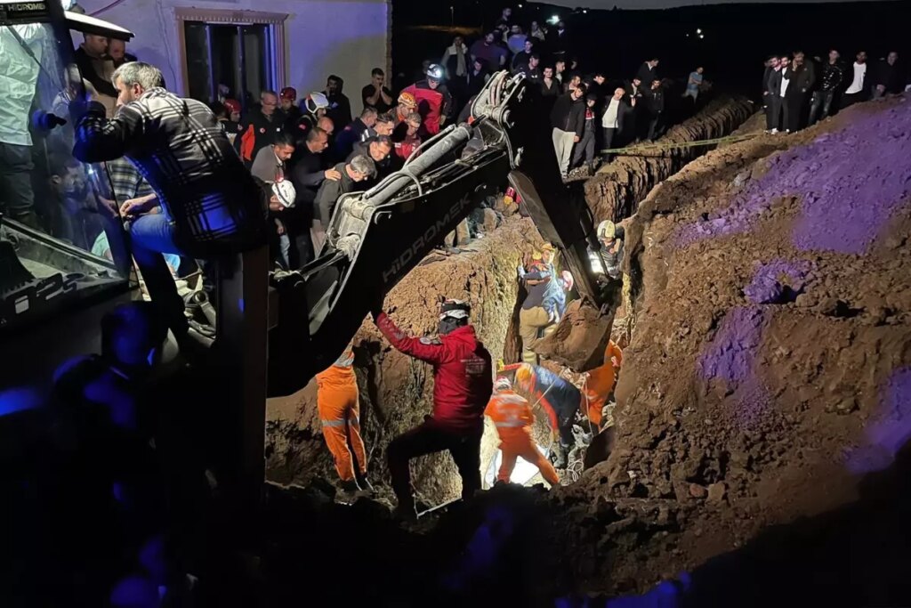 bursada gocuk faciasi kazdiklari cukur 2 kardese mezar oldu qGDFCi1z.jpg