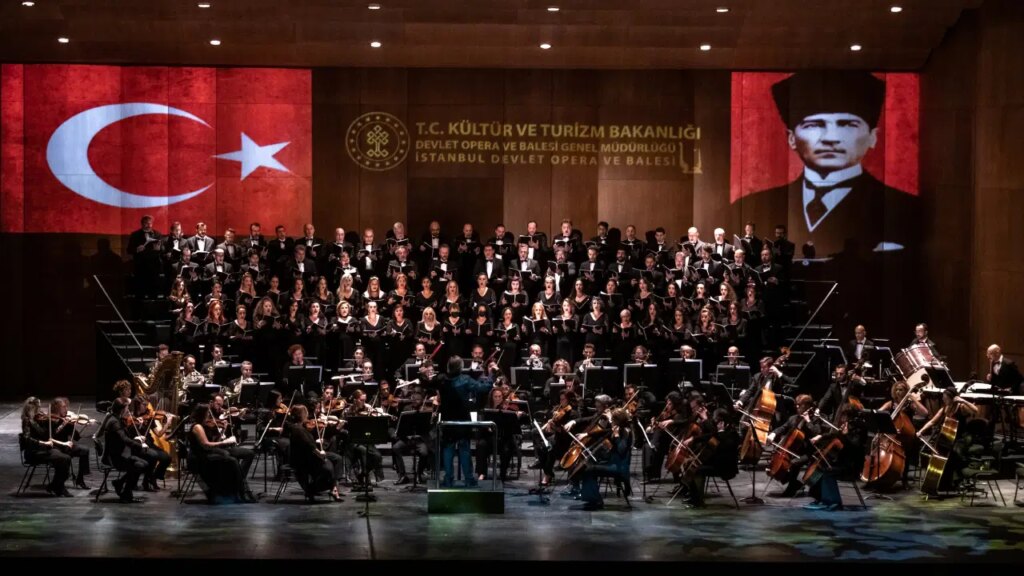 cumhuriyet bayrami sanatla kutlaniyor e93m33es.jpg