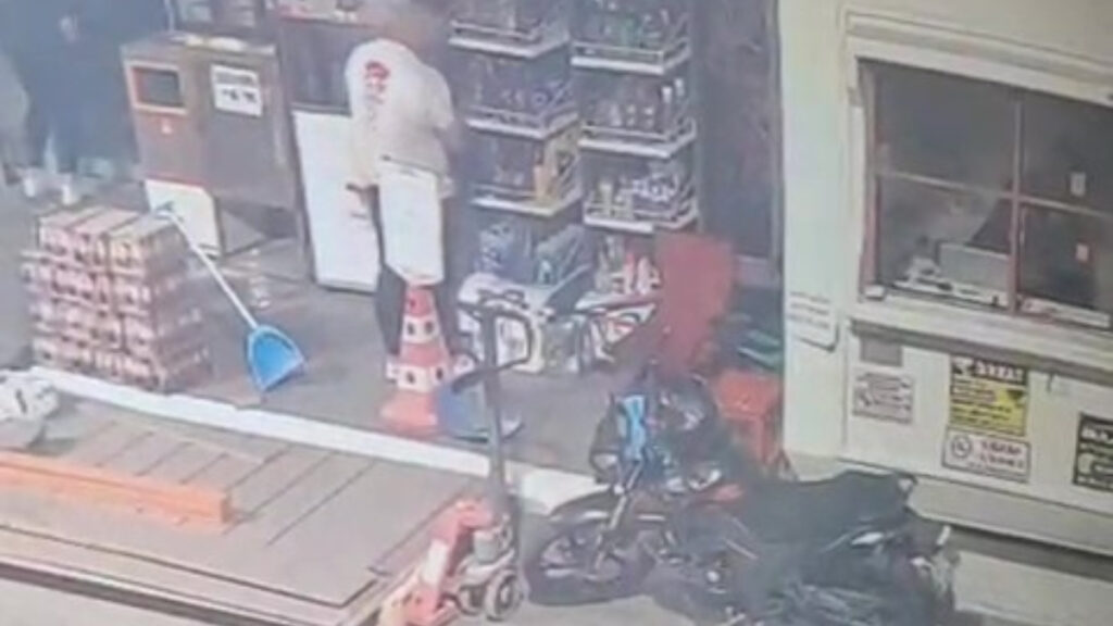 denizlide gorevlinin yani basindaki rahat hirsizlar pes dedirtti aqbY2Jf6.jpg