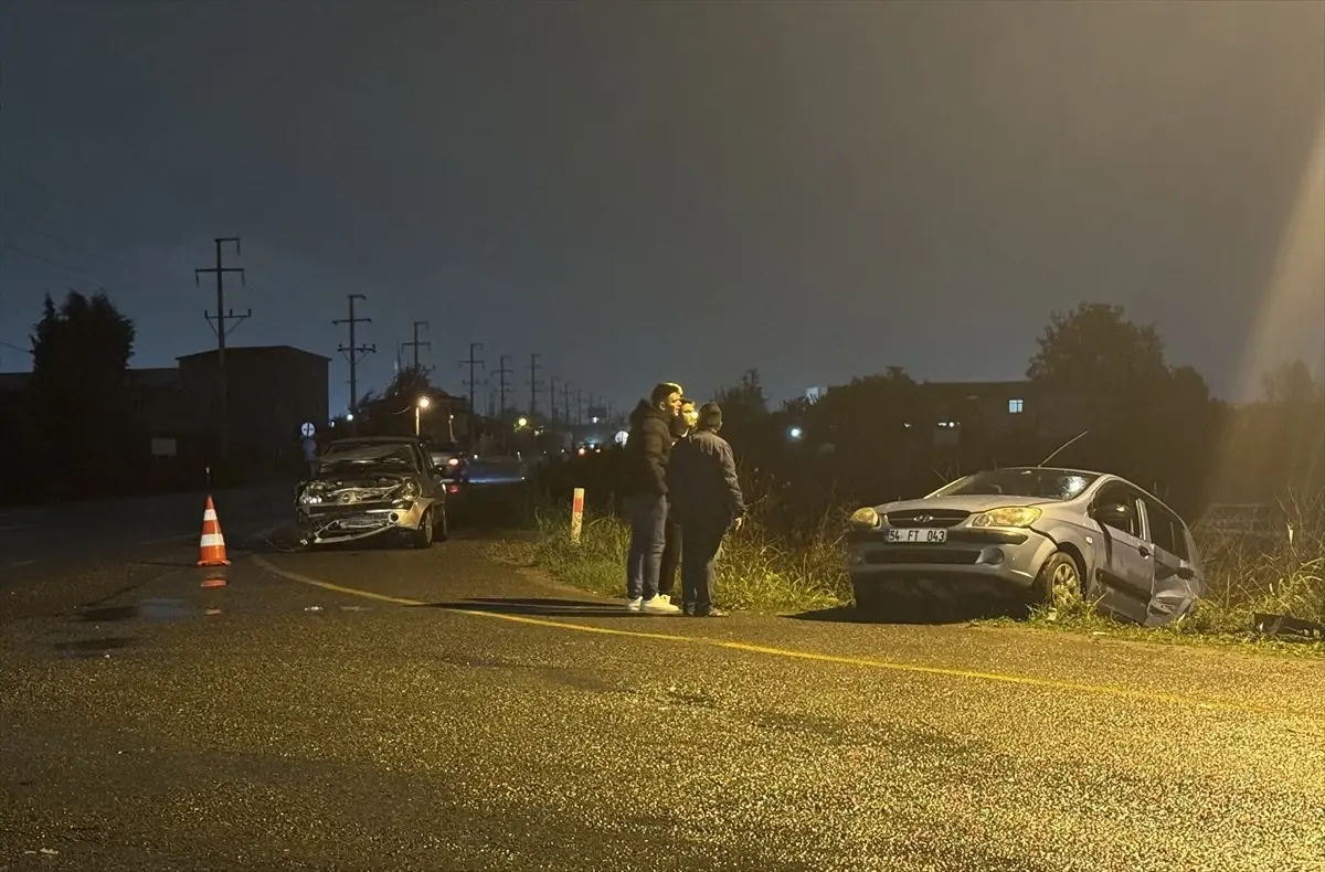 sakaryada otomobil kazasi 3 yarali YzWNKZHi.jpg