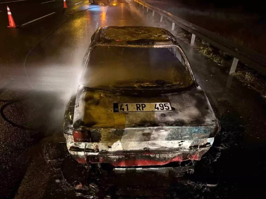 tem otoyolunda yangin bir otomobil kul oldu lwci4EEb.jpg