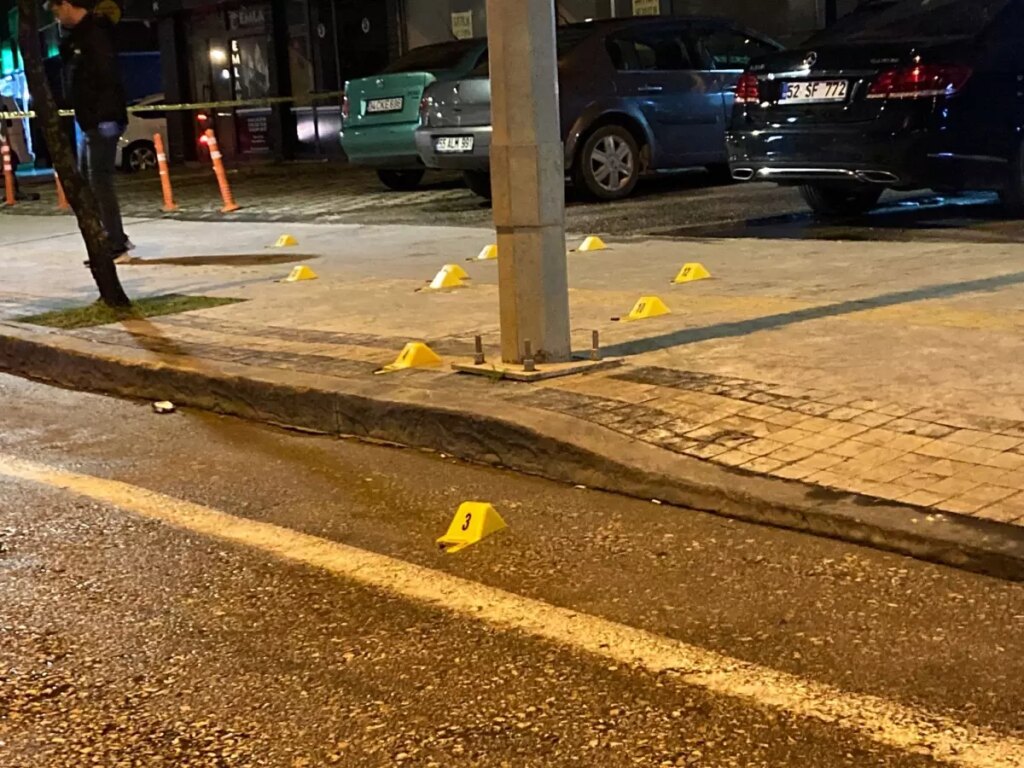 unyede oto galeriye silahli saldiri z3FehCgd.jpg