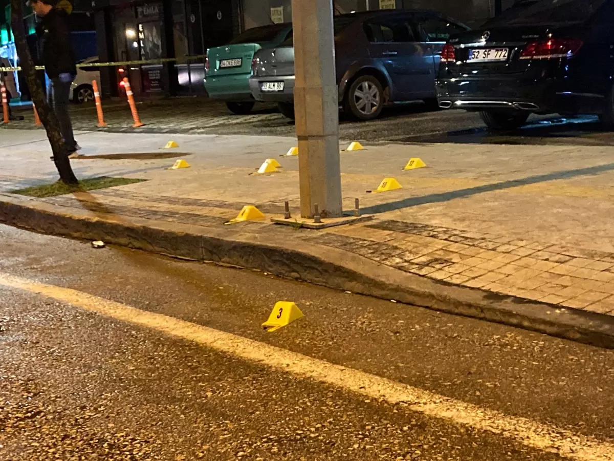 unyede oto galeriye silahli saldiri z3FehCgd.jpg