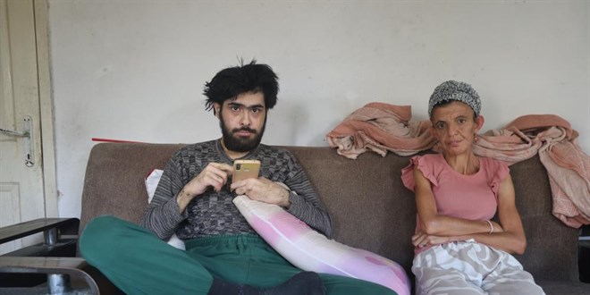 yurek burkan yasam universiteyi birakti 3 yildir evden cikmiyor Bnk8an7P.jpg