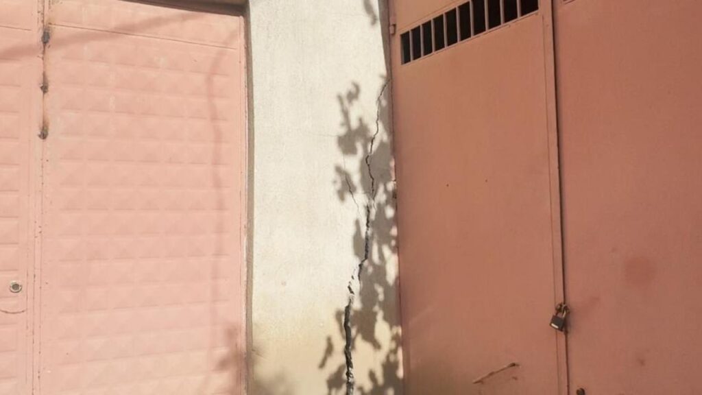 1 metrelik obruklar olustu evlerin duvarlari catladi q8Y4Jhvy.jpg