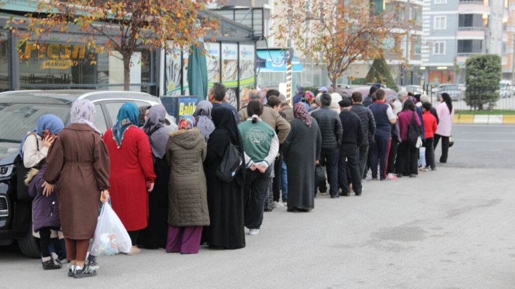 denizi olmayan sehirde hamsi 40 tlye dustu vatandas kuyruk olusturdu LMYgRGd5.jpg