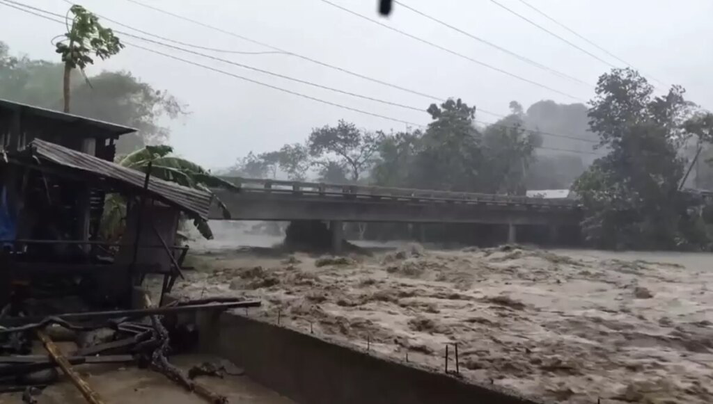 filipinlerde kalmaegi tayfunu felaketi 66 olu fwR3Jdr4.jpg