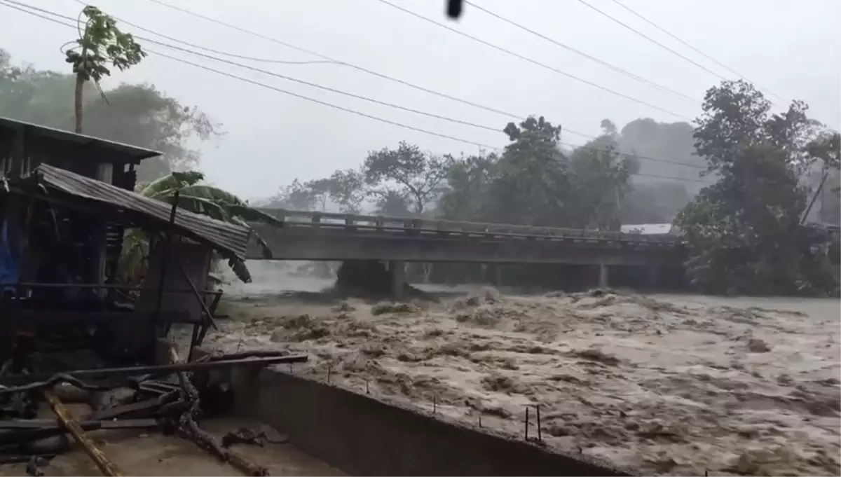 filipinlerde kalmaegi tayfunu felaketi 66 olu fwR3Jdr4.jpg