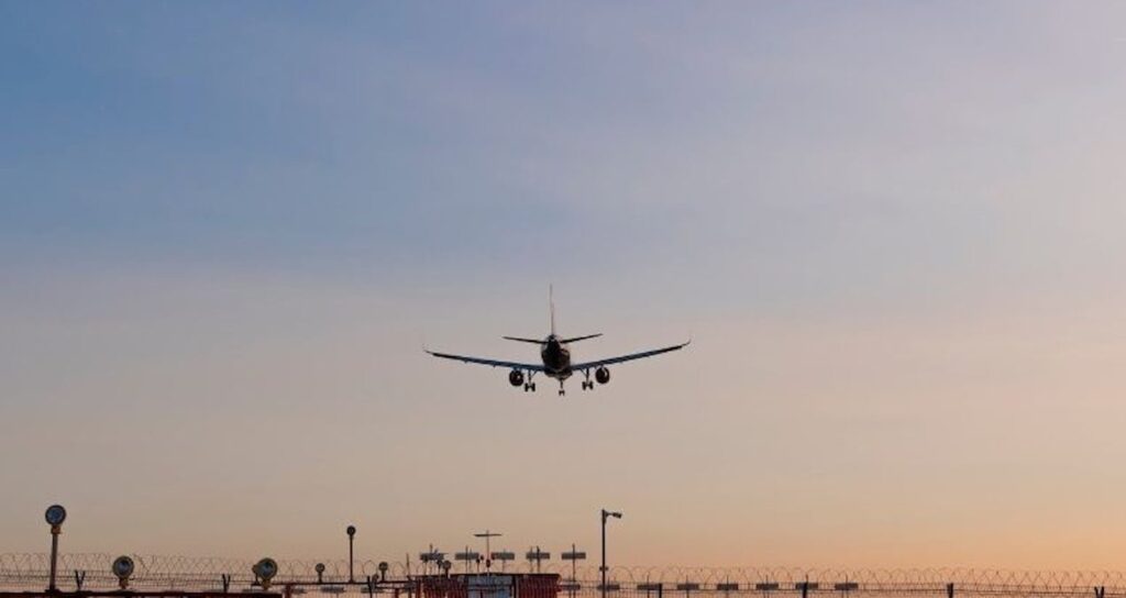 Havalimanında bomba paniği! Uçuşlar durduruldu