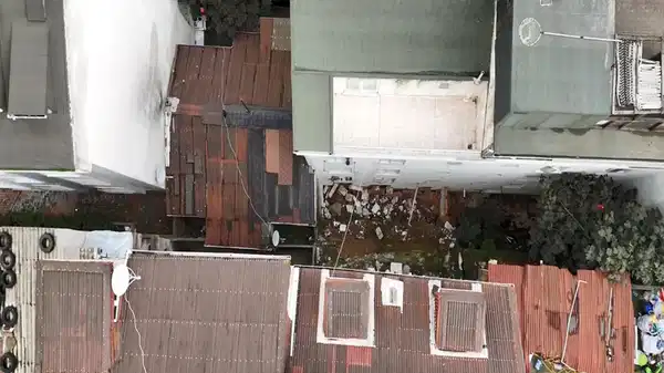 istanbul arnavutkoyde istinat duvari yikildi 2 bina tahliye edildi KfeAMtzn.jpg