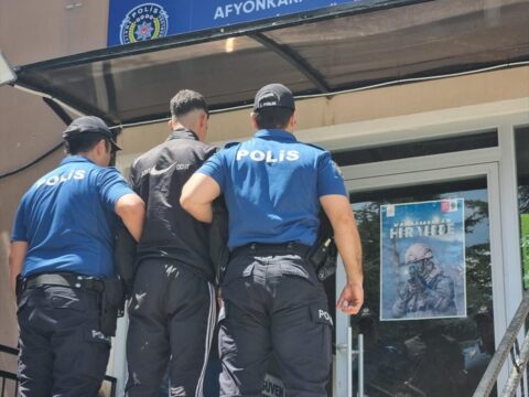 Afyonkarahisar’da Kadın Kavgasına Müdahale Edenleri Bıçakla Tehdit Eden Şüpheli Yakalandı