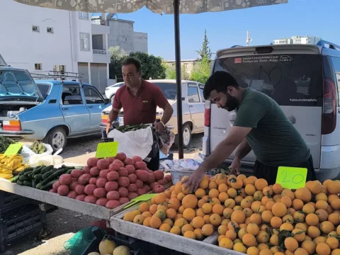 Kadirli’de Pazar Esnafı Ekonomik Krizden Şikayetçi: “Alışverişler Boş Geçiyor”